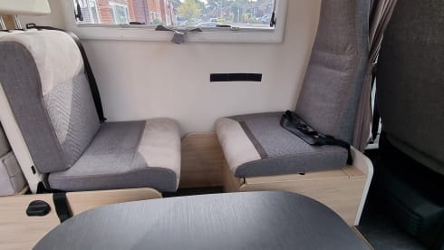 Betty Bob – Betty Bob is een luxe automatische camper met 5 zitplaatsen en 6 slaapplaatsen 