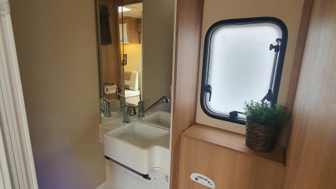 Rijdt erg comfortabel.  – Luxuriously furnished Rollerteam with length beds. 2.10 m standing height. Two air conditioners