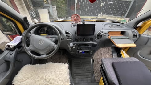 Super-camper – 2-person Mercedes-Benz bus from 2001