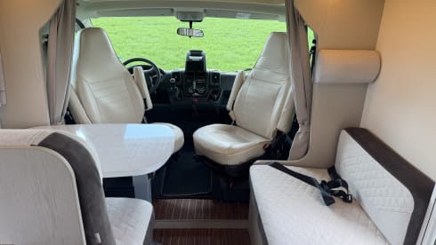 Camper met enkele bedden en alkoof!