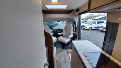 CampChamp – Brand new Campervan from 2024 with Skyloft, air conditioning and much more!