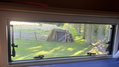 Met nieuwe navigatie, garage, airco en fietsendrager  – Comfortable family camper: see last minute August
