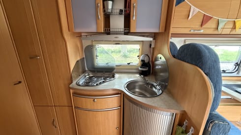 LMC Liberty Ti 662 - 4 Persons - 2x Air Conditioning - Semi-integrated