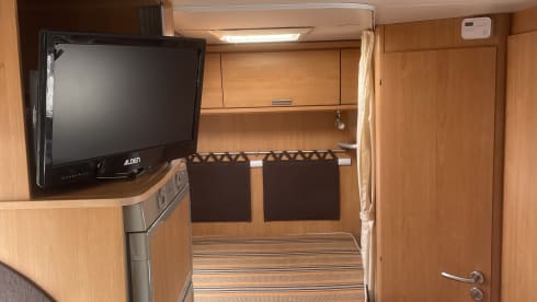 Semi-integrated camper Pilote