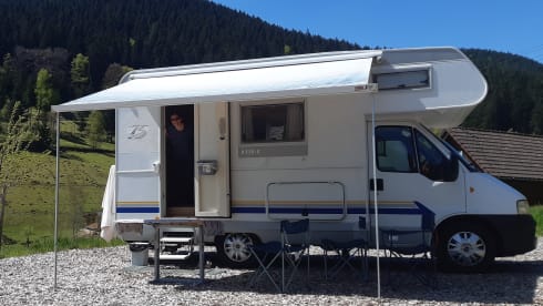 A self-contained coachbuilt for traveling freely! Pura Vida!