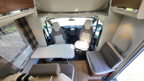 XL 670 SL – Very spacious Adria alcove camper with air conditioning