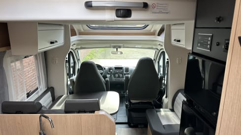 17/18 – Luxurious, comfortable camper with 2-person fixed bed and 2-person lifting bed!