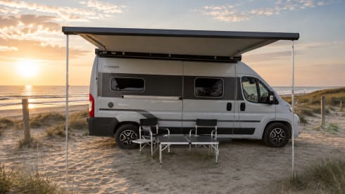 Making Memories 10 – 2024 Hymer Free 602 Automaat met een hefdak en een fietsendrager 4persoons
