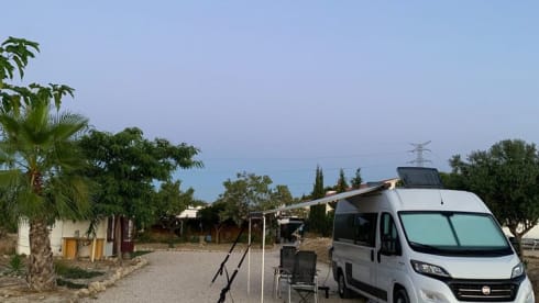 Vrijheid op wielen – Fully equipped camper with solar panel