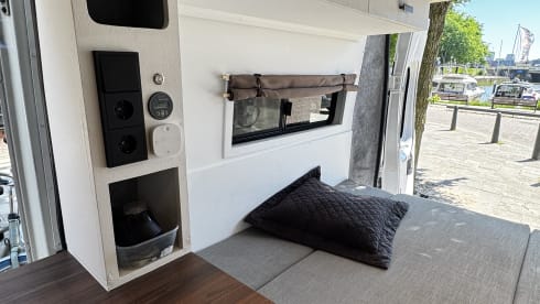 Off-grid & honden toegestaan – (Dog) Off-grid camper with Starlink & comfort – travel & remote work