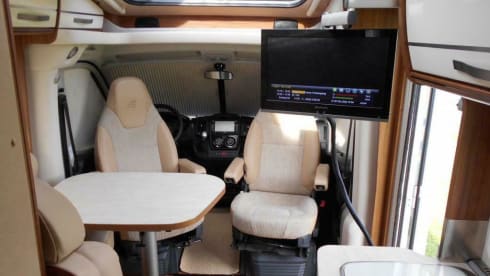 Beemster 7 – Hymer, 2 person camper, automatic with many options