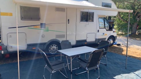 Keurig nette en ruime 6-persoons Chausson uit 2006 met Ford onderstel. 