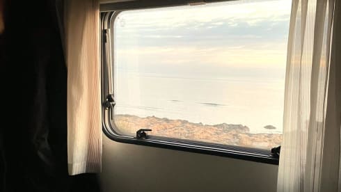 Nirwana – Luxury 2p Hymer from 2015 with fixed Queens bed 
