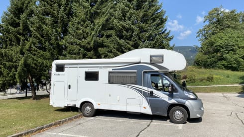 De Glucksmobil! – 6 person family camper Alcove