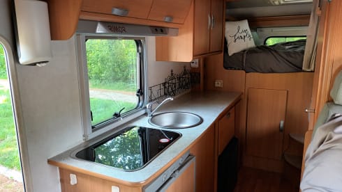 Nice 6-person alcove camper for rent