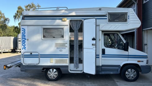 Ouwe Beer – The 'Old Bear' cozy compact camper.