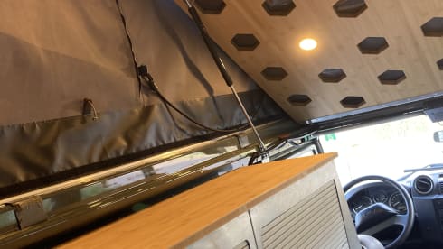 2p Land Rover Defender camper with lifting roof