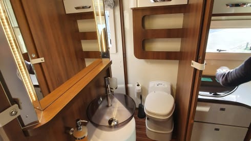 Start your freedom – Spacious MC Louis Sovereign 80 Semi-Integral
