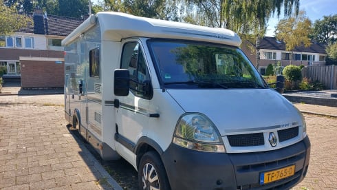Comfortable Knaus semi-integrated