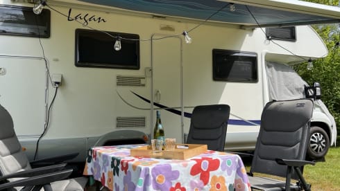 McLouis – Neat 6 person McLouis alcove camper with bunk bed