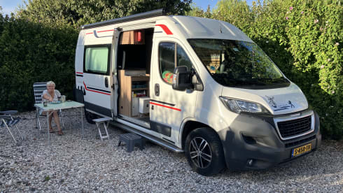 4-person Peugeot bus from 2017, sleeping 2 people
