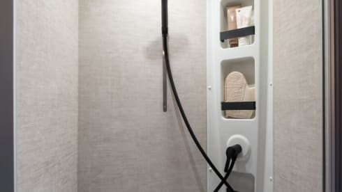 King VIII – Brand new, luxurious alcove camper for 5 people