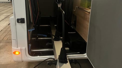 Zorgeloos op reis in een 3p Dethleffs 2025–fietsen veilig opgeborgen!