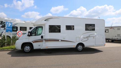 McLouis Sovereign 78 – Very luxurious, modern 5-person camper, freedom with real comfort