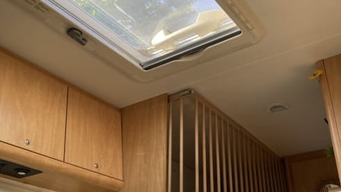 Little Miss Sunshine – Sunny spacious family camper with bed (6 persons)