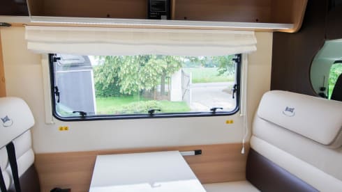 Kampeerwagen met 6 ruime slaapplaatsen