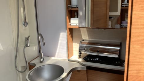 “De Zeeuwse Parel” – luxury 2-person camper for rent