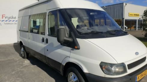 Betsy – Bus camper with long double bed!