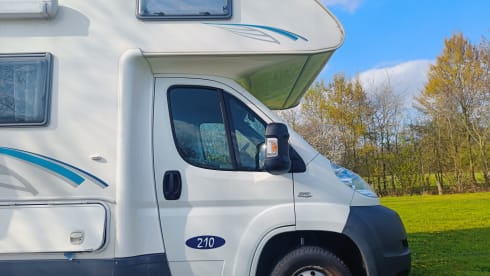 Moby – Mc louis alcove 6 person camper