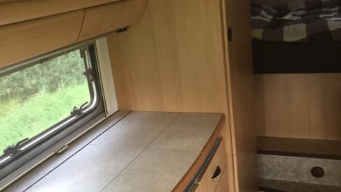 Traveler – Starker Familiencamper für 6 Personen mit B-Führerschein mit Anhängerkupplung und Garage!