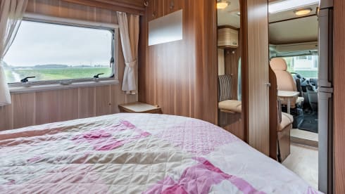 Mc Louis Glamys. Queen bed