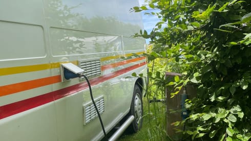 Retro Ronnie – Cozy and spacious (family) bus camper
