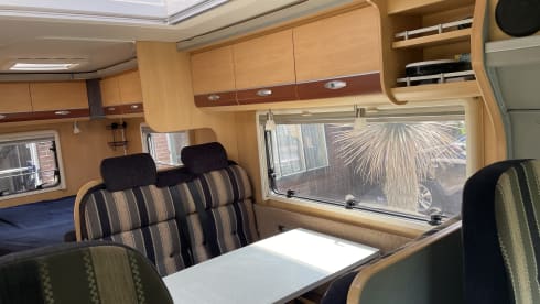 3p. Compact, complete and comfortable Sunroof Dethleffs semi-integrated.