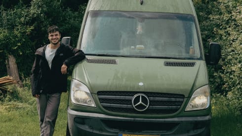 Stef – Cozy Off-grid Mercedes Campervan