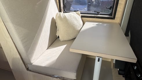 Camp en jo – 4p Peugeot bus uit 2025