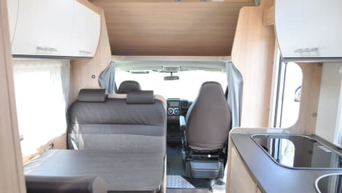 Wonderful, still new Alcove from 2018 with two large beds!