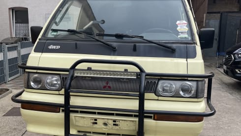 The beast, Mitsubishi L300 uit 1995 – Yellow 4x4 camper van – off-grid adventure & nature office in one!