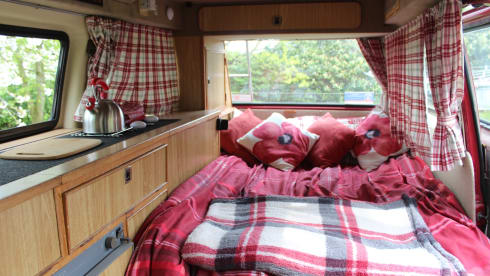 Poppy – VOLKSWAGEN T25 RETRO 1980'S 4 BERTH CAMPER, DIESEL HEATING, OFF GRID.