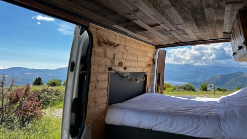 Tough 2 person bus camper - Off-grid