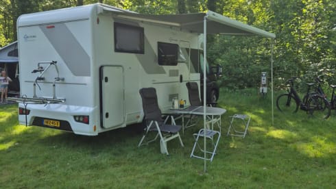 Enjoy our compact, young and luxurious camper (2021)