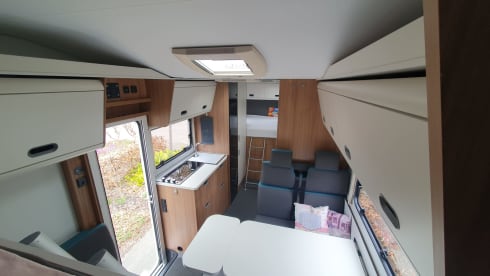 Camper Kai – Relax on your journey with a luxurious Adria Sunliving alcove camper