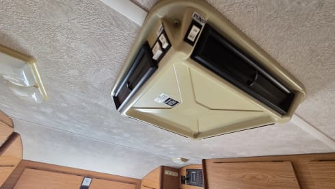 The Sassenach – Peugeot J5 Maess semi-integrated uit 1993