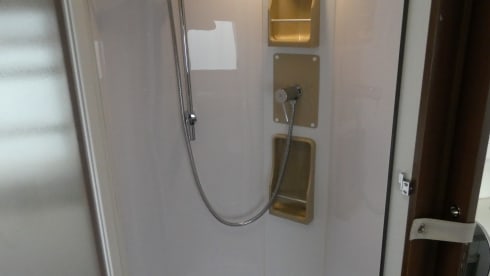 Luxurious spacious 4p camper with queen bed and pull-down bed