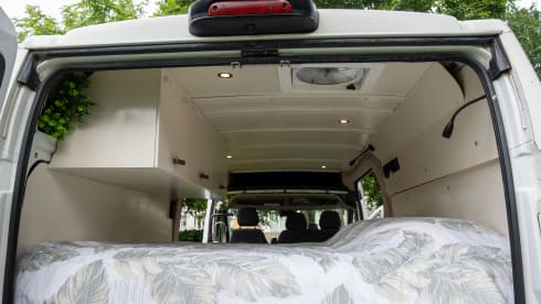 Zonnewijzer – Winter-Proof Off-Grid Campervan with Solar, Nespresso, Oven and more!