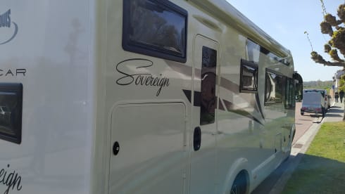 Découvrez notre camping-car McLouis luxueux et pratique - idéal pour les familles !