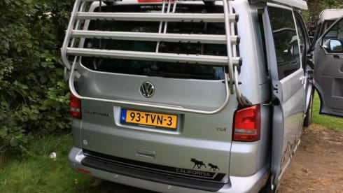 Zilver – Volkswagen T5 automatic California Bus camper with sleeping roof.